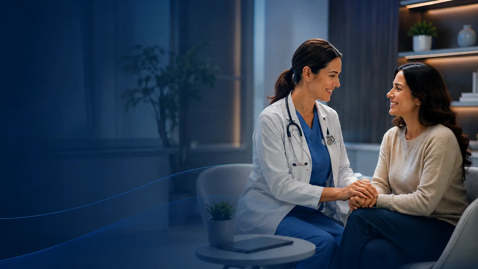 Médica acolhendo uma paciente durante uma consulta em ambiente moderno.